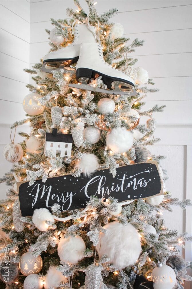 Winter Wonderland Christmas Tree! Love the snowy wihte touches with black! #Christmas #ChristmasTree #ChristmasTreeTheme #whiteblackchristmastree #christmastreetheme 