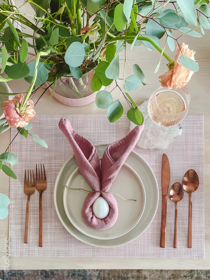 Bunny napkin rings are the perfect touch to your spring or Easter table scape! EASY to do! #easter #easterdecor #easterdecorations #eastertablecape #springtablescape #tablescape #tabledecor #eastertabledecor