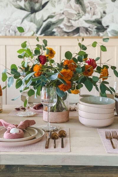 Beautiful Easter table scape that's ready for your spring brunch! Splashes of pink and gold take this table decor up a notch, click-through to get this look! #easter #easterdecor #easterdecorations #eastertablecape #springtablescape #tablescape #tabledecor #eastertabledecor