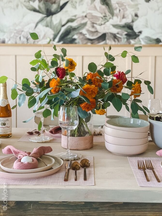 Beautiful Easter table scape that's ready for your spring brunch! Splashes of pink and gold take this table decor up a notch, click-through to get this look! #easter #easterdecor #easterdecorations #eastertablecape #springtablescape #tablescape #tabledecor #eastertabledecor