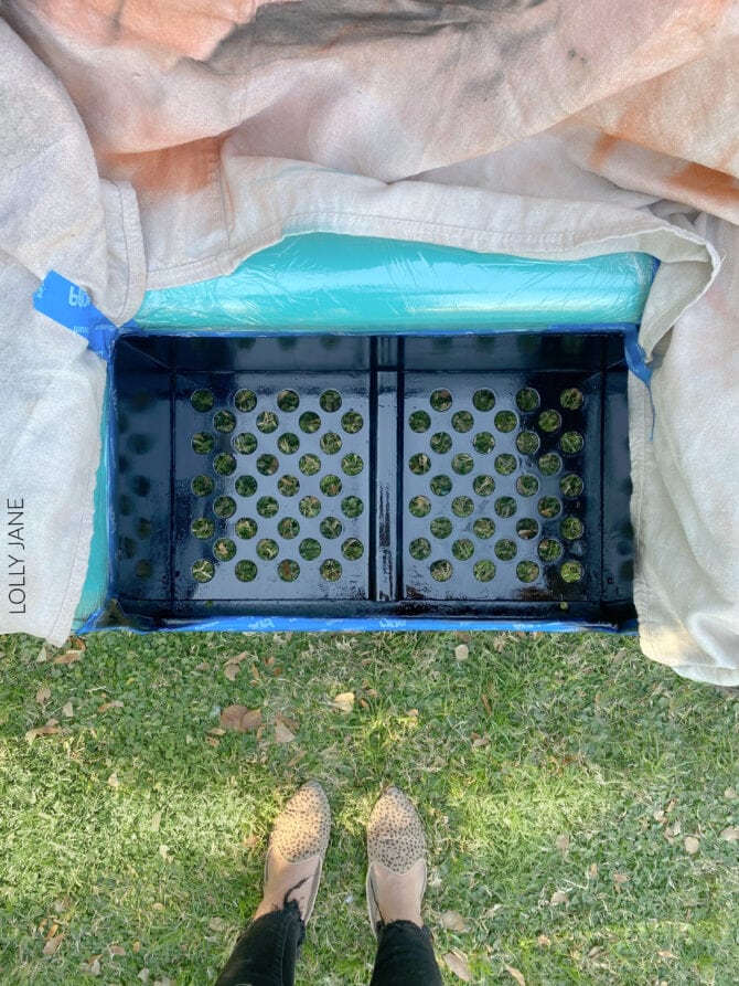 Love this golf cart makeover that was so easy to do! YOU can paint your own ike a tootal pro... it's all about the paint, click through to see more!  #golfcart #golfcartmakeover #paint #paintingtips #painttips #spraypaint #spraypainting #spraypainttips 