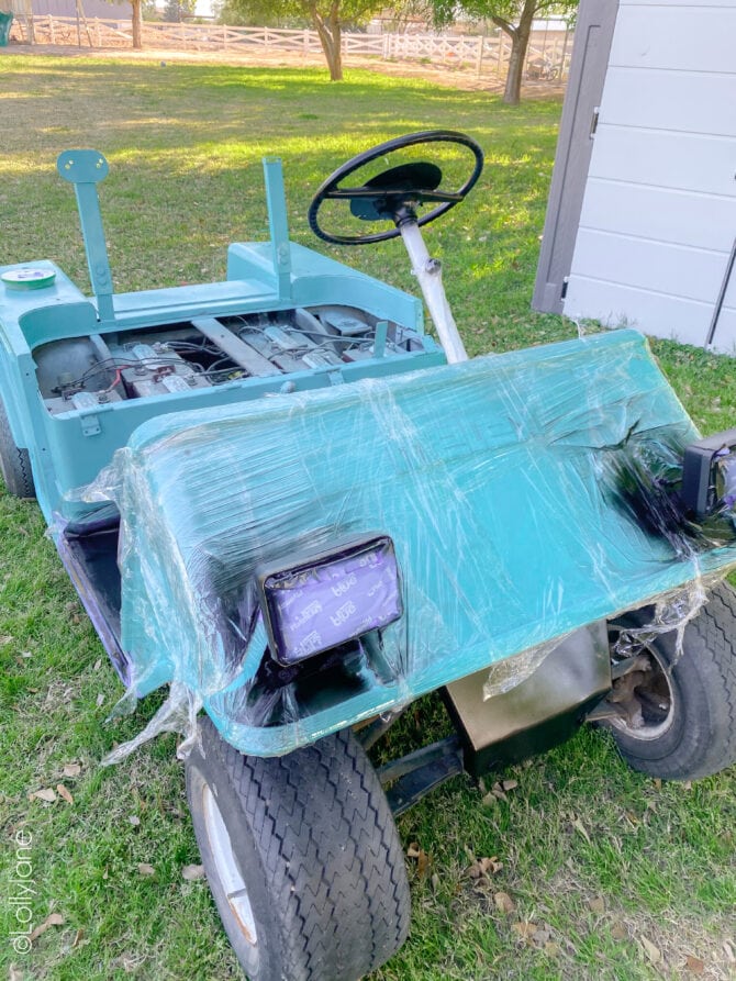 Make over a golf cart in no time with a little prep + Colorshot spray paint... click through to see how! #golfcart #golfcartmakeover #paint #paintingtips #painttips #spraypaint #spraypainting #spraypainttips 