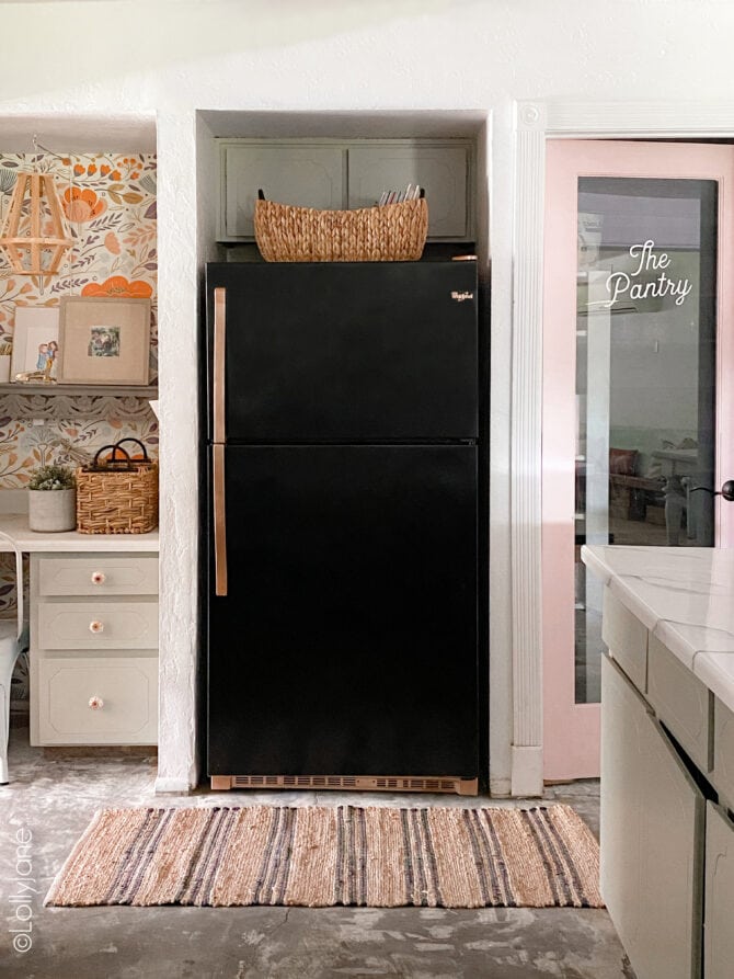 Spray painted fridge, what!!! YES, that is SPRAY PAINT! Transform your own in a few hours to bring it new (chic) life! #spraypaint #paintallthethings #fridgemakeover #refrigeratormakeover #spraypaintprojects #spraypaintallthethings #spraypainting 