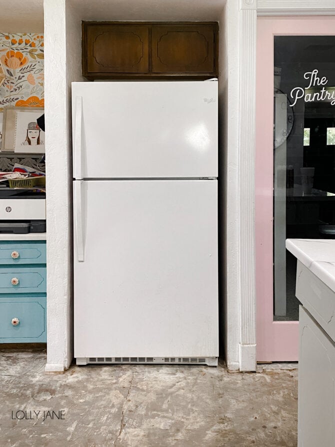 BEFORE! Click through to see the after, it is STUNNING and you won't even recognize it! Add a little spray paint and ta-da: a whole new look! #spraypaint #paintallthethings #fridgemakeover #refrigeratormakeover #spraypaintprojects #spraypaintallthethings #spraypainting