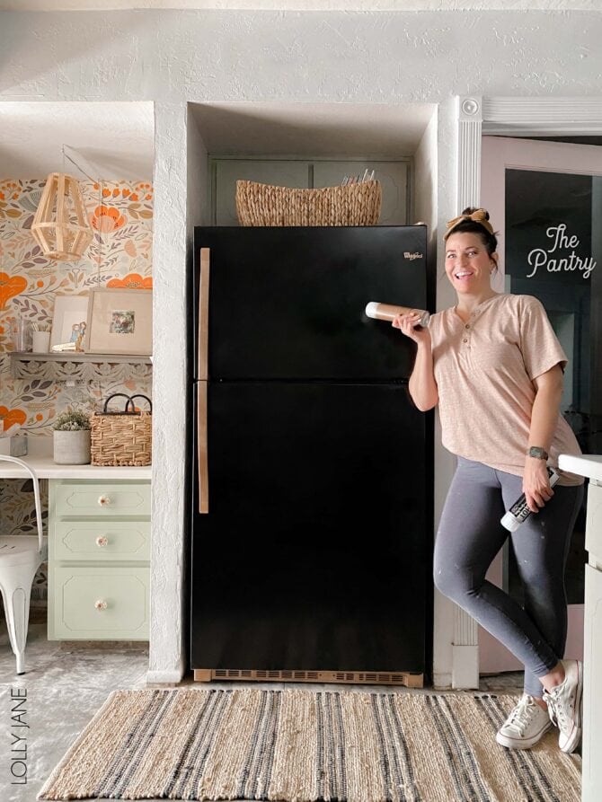 WOW! This looks like a high end refrigerator with a new glossy black base + metallic handles... so chic! Get this look with spray paint and time! #spraypaint #paintallthethings #fridgemakeover #refrigeratormakeover #spraypaintprojects #spraypaintallthethings #spraypainting