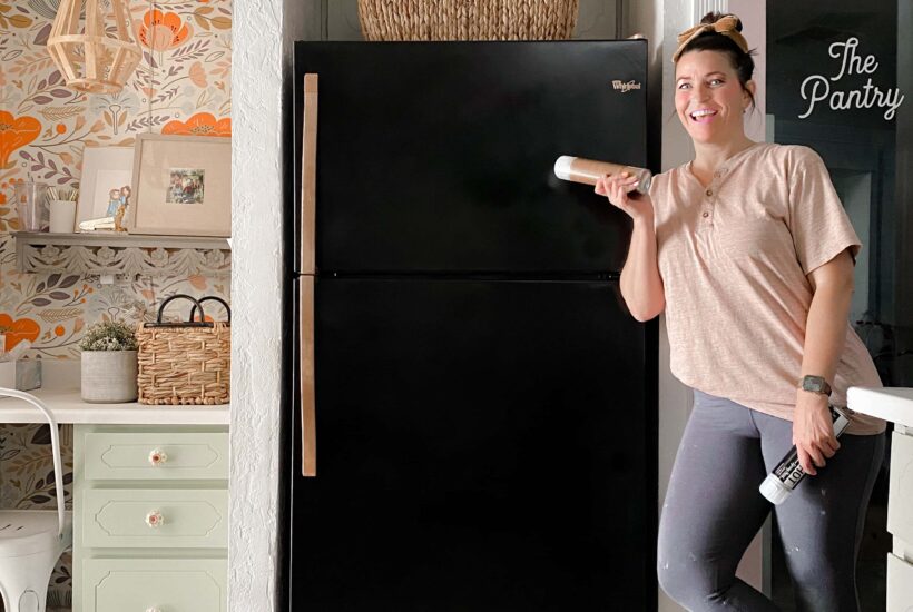 WOW! This looks like a high end refrigerator with a new glossy black base + metallic handles... so chic! Get this look with spray paint and time! #spraypaint #paintallthethings #fridgemakeover #refrigeratormakeover #spraypaintprojects #spraypaintallthethings #spraypainting