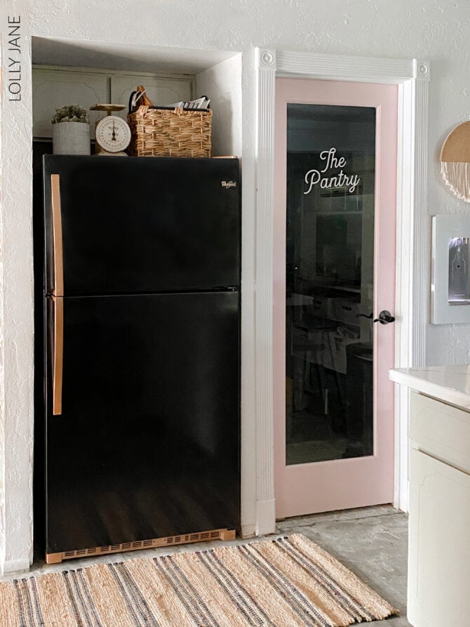 Hate your fridge?! SPRAY PAINT IT! Give your outdated fridge a new look for just the cost of spray paint! #spraypaint #paintallthethings #fridgemakeover #refrigeratormakeover #spraypaintprojects #spraypaintallthethings #spraypainting