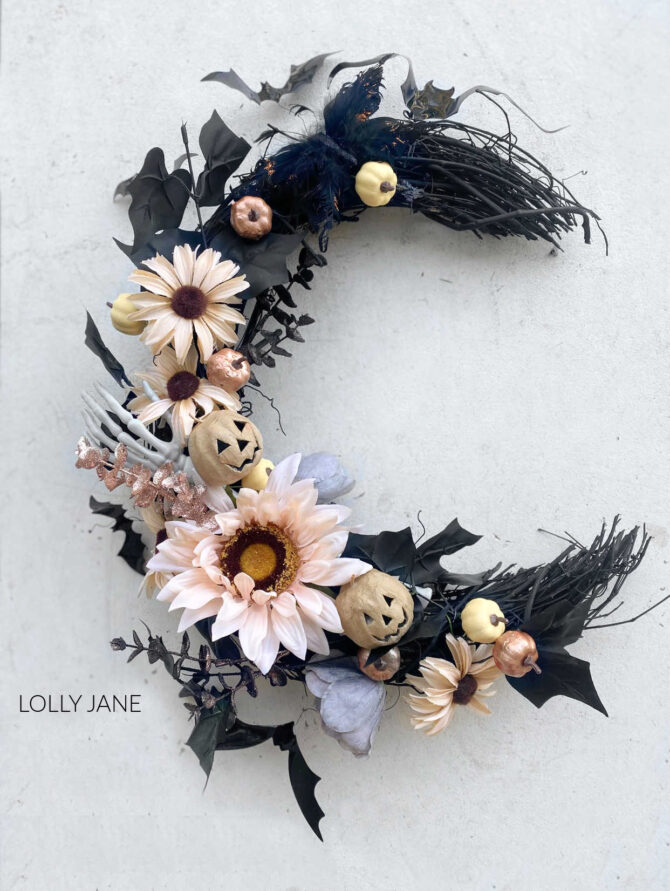 LOVE this easy-to-make Crescent Moon Wreath!🌙 So cute for Halloween! 