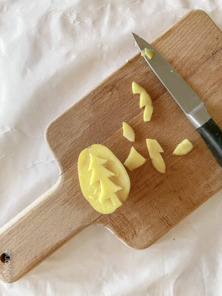 DIY Potato Stamp., sooo stinking cute and EASY to make! Great on gift wrap, cards, walls or furniture!