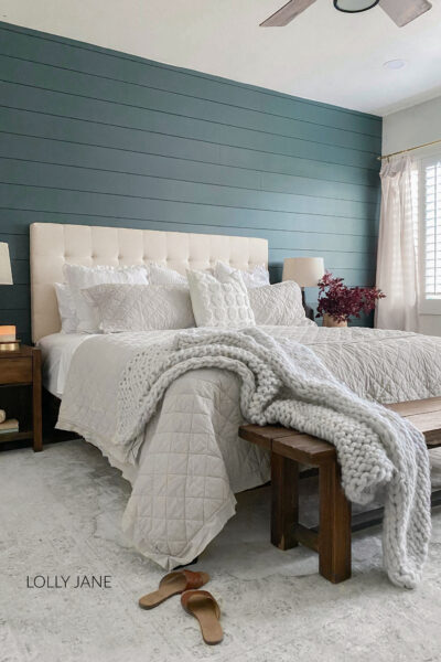 The perfect blend of modern meets farmhouse and hello GAP bedding at Walmart! WOW! Such a chic space!