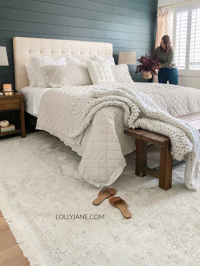 Love this cozy modern farmhouse bedroom and HELLO GAP BEDDING! So cozy and inviting!