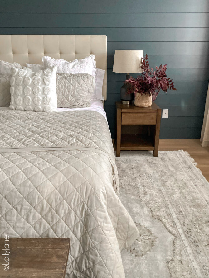 Love the perfect blend of modern and farmhouse in this inviting primary bedroom! That Gap bedding is to die for cute!