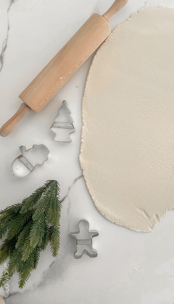 Easy salt dough ornament recipe! Only 3 ingredients and SIMPLE to make, perfect for your tree or to give away as a keepsake!