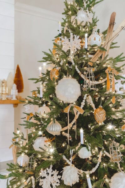 Stumped on where to start decorating your Christmas tree? These quick tips are SO helpful!