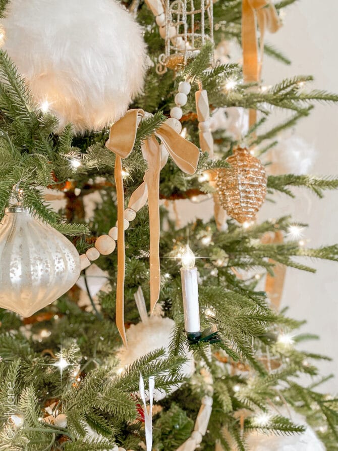 Tips for how to decorate a Christmas tree... love this simple Scandinavian style tree!