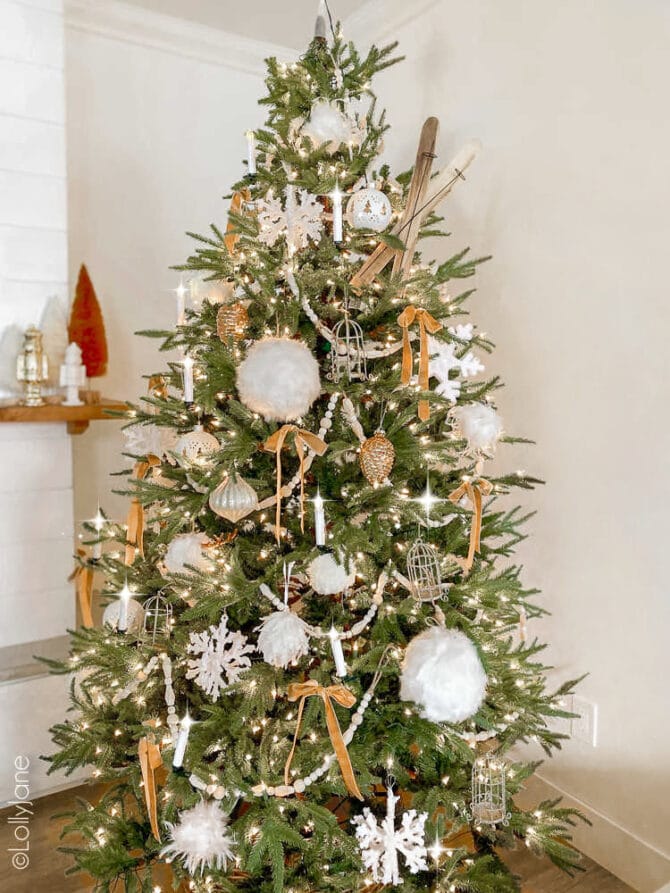 Scandinavian style Christmas tree decor. Trimming the tree doesn't need to cost a lot or take a ton of time, check out our easy tips! 