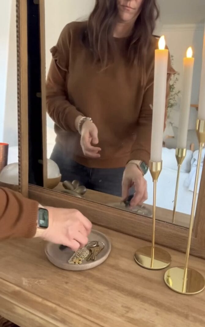 Ways to use a planter saucer as home decor: use it in the entryway as a drop zone to collect keys and small jewelry. Come visit more ways to use planters around the house!