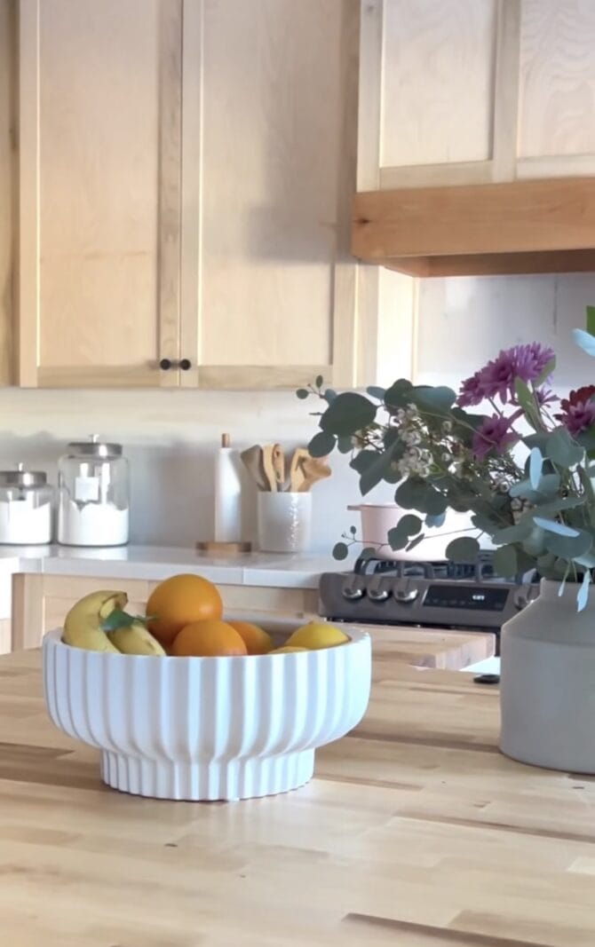 Use a round ceramic planter as a fruit bowl! This trendy bowl is going viral but not for plants! We're sharing lots of ways to style it around the home if you're in the Black Thumb Club like we are ;) 