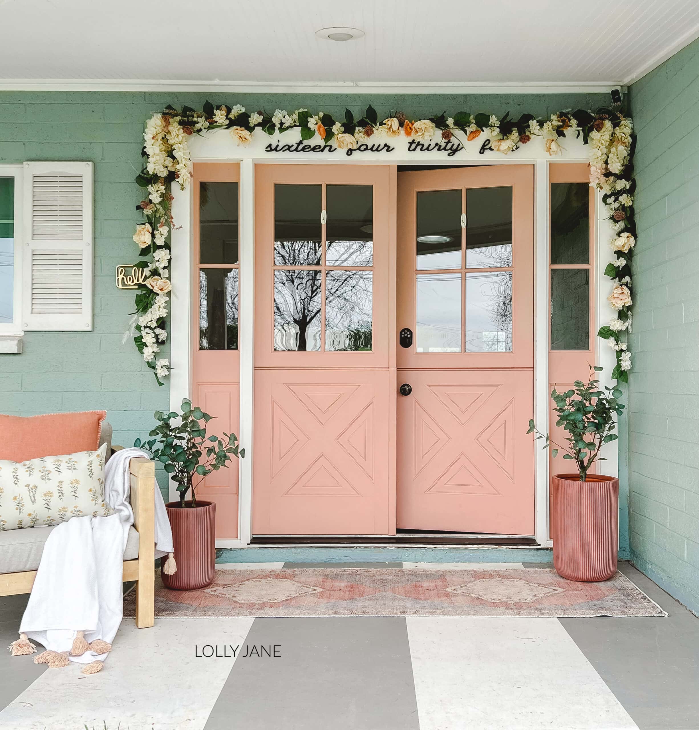 Spring Porch Decoration Ideas, love the floral garland! 🍃🌻🌸