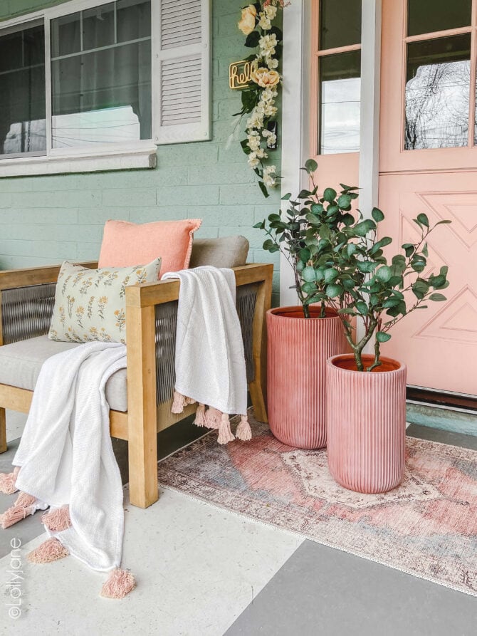 When affordability meets style, love this spring porch that won't break the bank!
