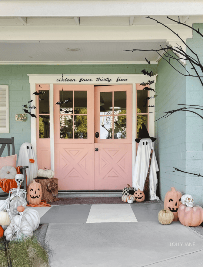 Halloween porch, check! Our DIY Tomato Cage Ghost and Witch is a fun addition to any Halloween porch!