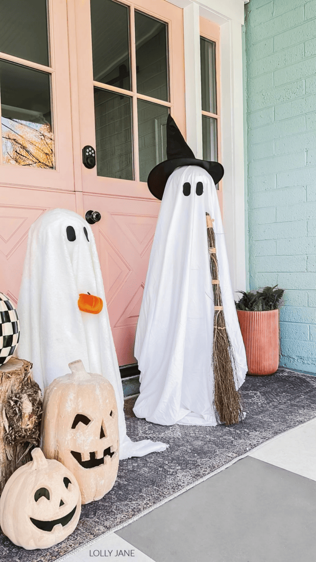 Ready for the easiest and cheapest (and cutest!) Halloween decorations? Easily transform ordinary tomato cages into ghosts and witches for easy Halloween decor!