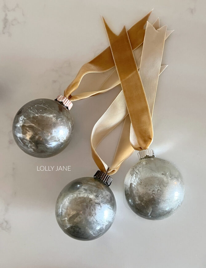 Love the look of these DIY mercury glass Christmas ornaments that won't break the bank but make a huge (gkam) statement! Check out how EASY the tutorial is!