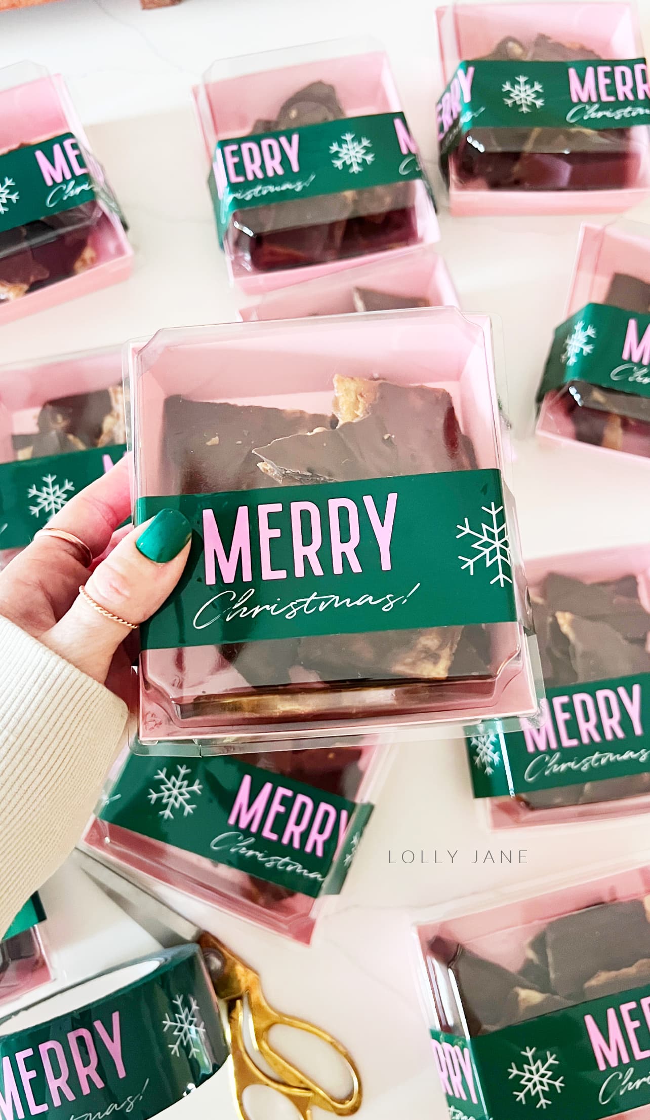 Spread holiday cheer with a thoughtful touch! 🎁✨ Our individual pink charcuterie packaging, adorned with coordinating Merry Christmas tape, is the perfect neighbor gift idea. Create a festive presentation for a delicious surprise that's sure to delight. 🍇🧀 Packaged with love, this charming ensemble makes sharing the joy of the season easy and stylish. #NeighborGifts #HolidayCheer #CharcuterieLove #MerryChristmas