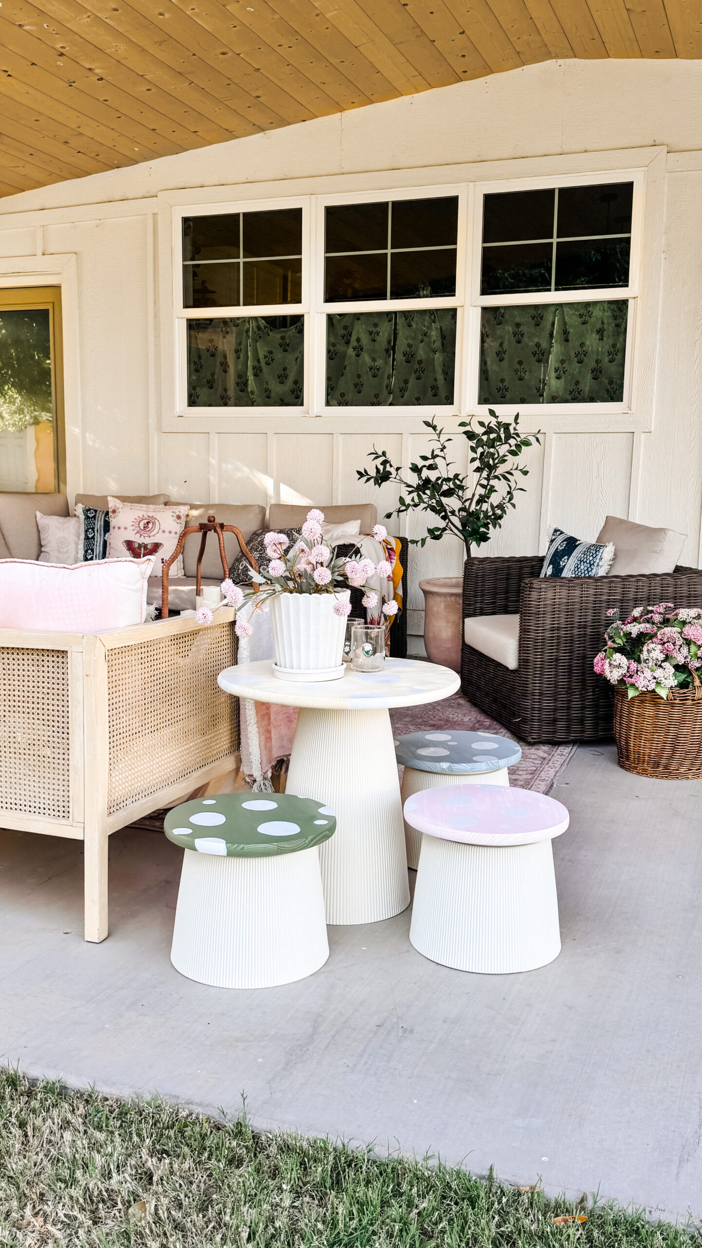 Whimsical mushroom table and chairs DIY for backyard seating
